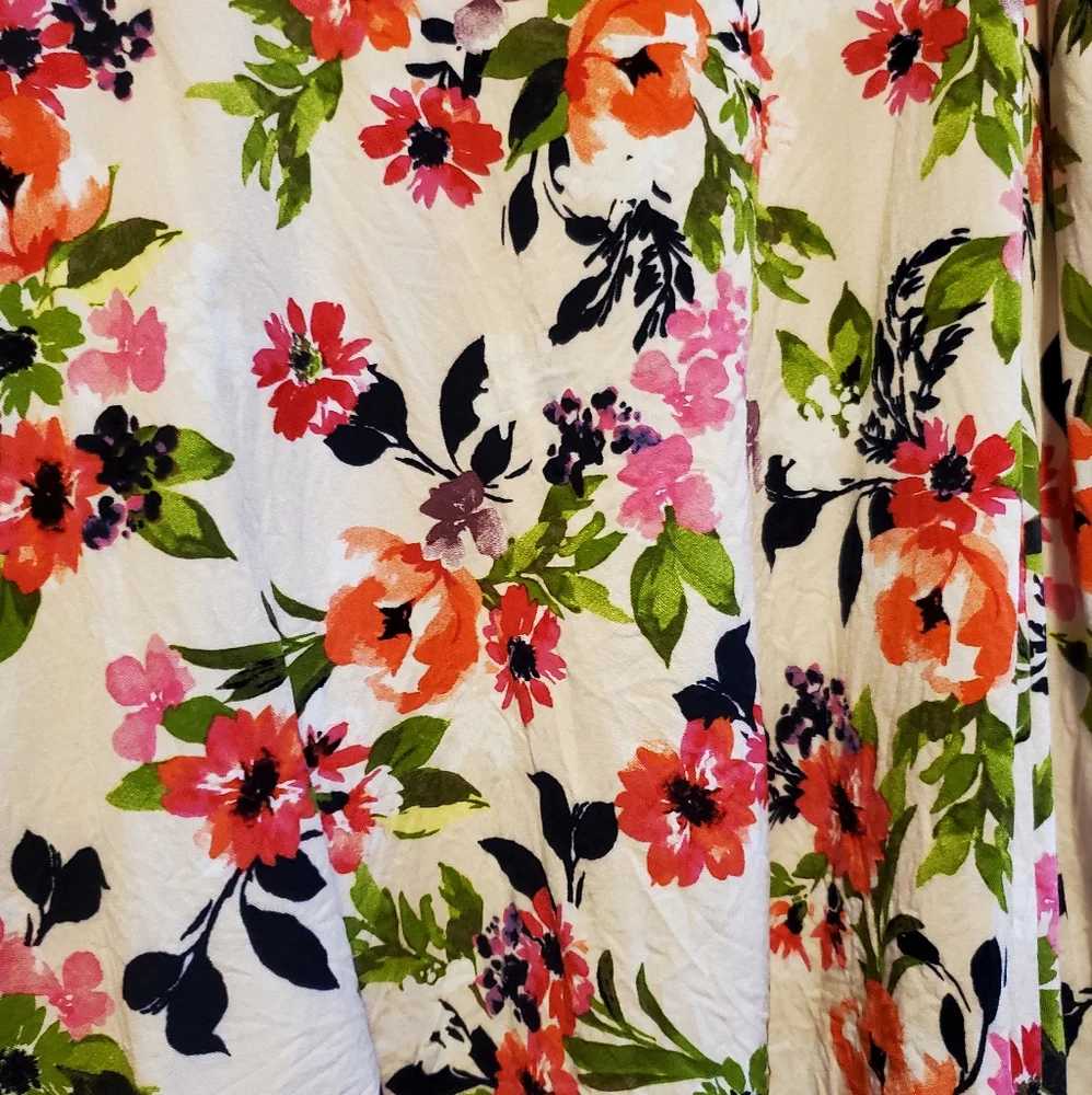 Torrid Multi Floral Tank Size 3. - Picture 4 of 4